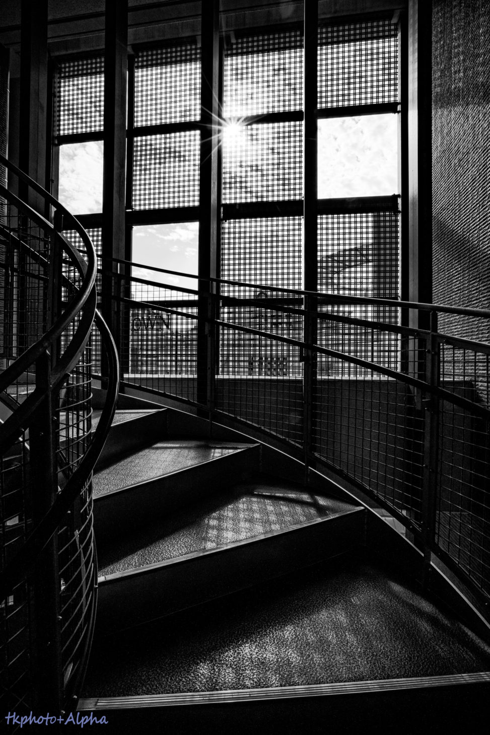 螺旋階段と窓の写真